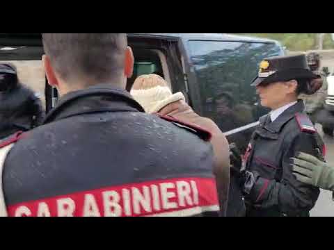 Messina Denaro portato via dai carabinieri Messina Denaro portato via dai carabinieri