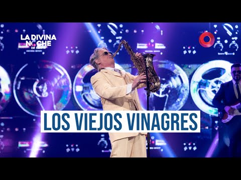 Roberto Pettinato canta el éxito de Sumo, "Los Viejos Vinagres"