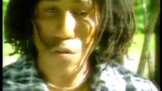 Pas Comme Les Autres Lyrics English Translation