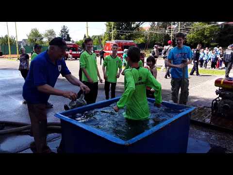20150516 SDH Malenovice Krmelín - Petr slavi narozeniny v kádi.mp4