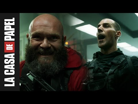 La Casa de Papel Parte 4 | La banda canta ‘Pescador de hombres’ | Netflix