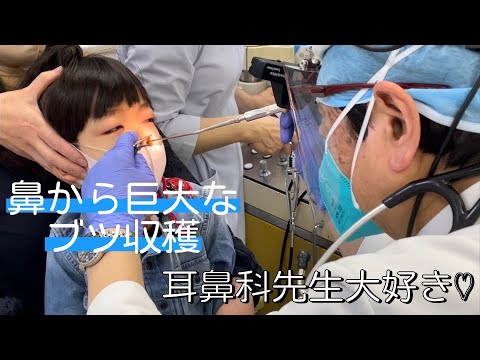 好奇心が行き過ぎると: 少年がペニスに USB ケーブルを突き刺す