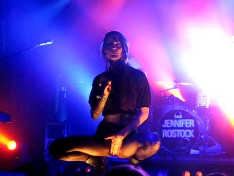 Jennifer "Rostock" Weist massiert sich