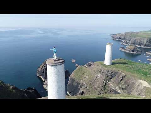 The Metal Man 💒 story about a statue in Co Waterford, Ireland.