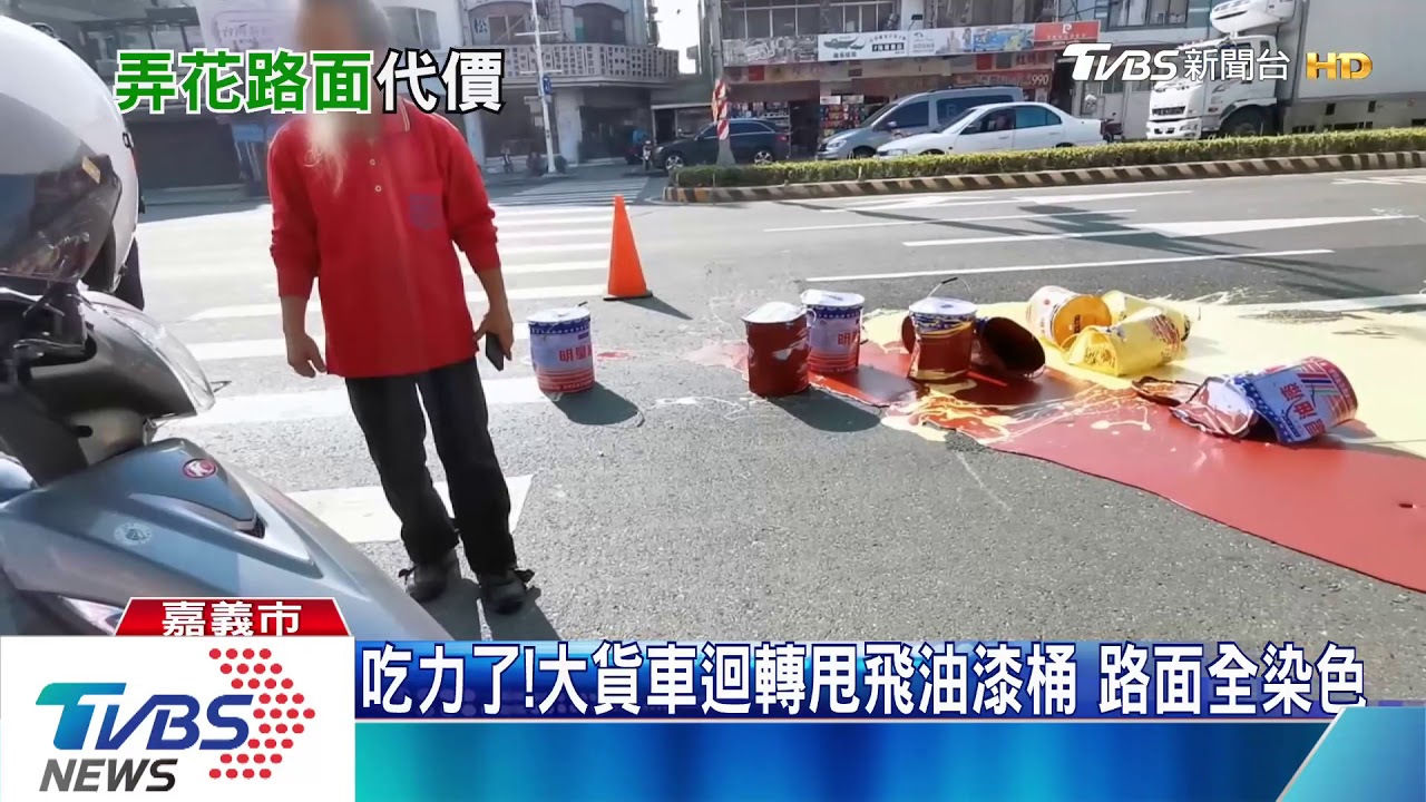 看嘸!誤把「水面」當地面 巴士墜水池造景