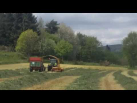 Ensilage d'herbe a la trainer (filmer avec mon telephone)
