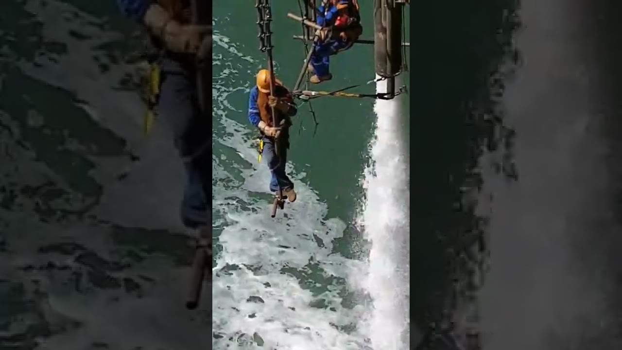 Montagem de andaime sobre o mar