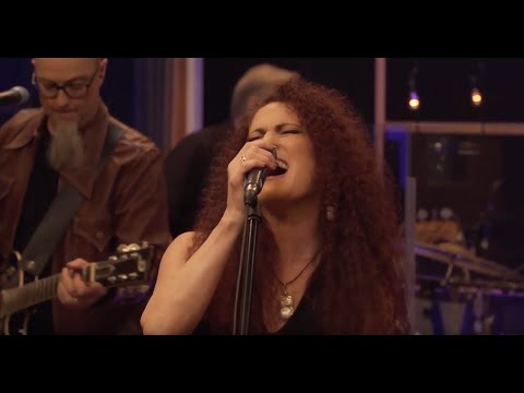 Darby Mills Performs 'Don't It Make You Feel' in Episode 3 Season 2 of The Taylor James Show