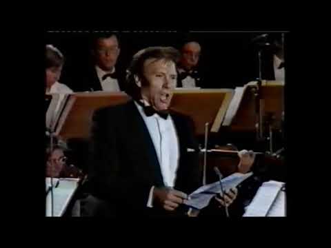 José Todaro chante "O sole mio" et "L'hymne à l'espoir"