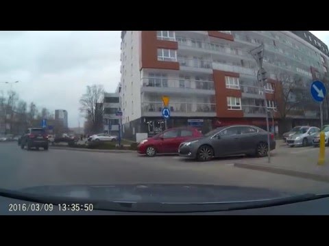 Jedzie z prawej, to ma pierwszeństwo.