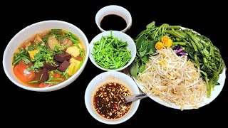 Vietnamese crab noodle soup/Canh bún