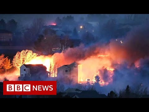Tens of thousands flee Colorado wildfires - BBC News