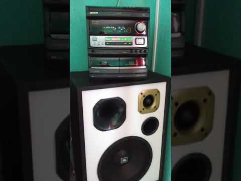 Aiwa NSX-V900 tocando na rádio FM.