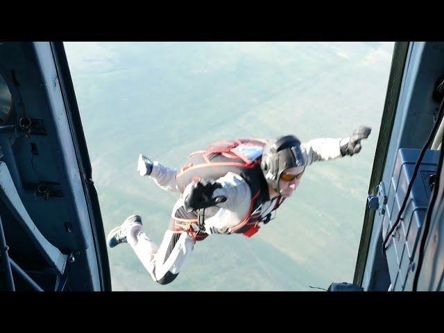 Военнослужащие совершили учебные прыжки с парашютом с высоты 1800 метров