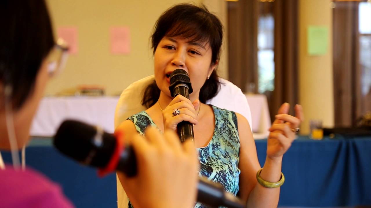 Mẹ nên nói thế nào với con gái về tình yêu và tình dục?