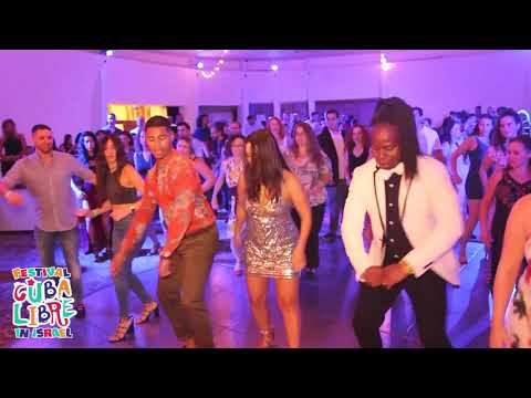Cuba Libre 2018 - Cuban Salsa line dance during Mixael Cabrera live performance