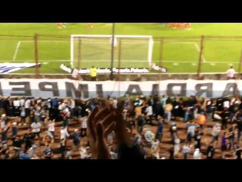 "Muchachos traigan vino juega la acade" Barra: La Guardia Imperial &bull; Club: Racing Club