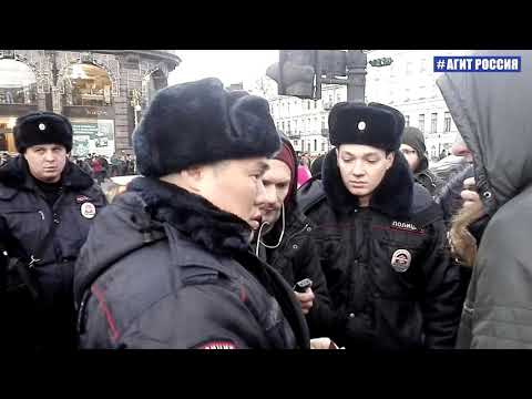 Как в Питере толпа полицейских задерживала одного пикетчика