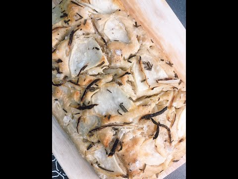 Focaccia patatas cebolla romero