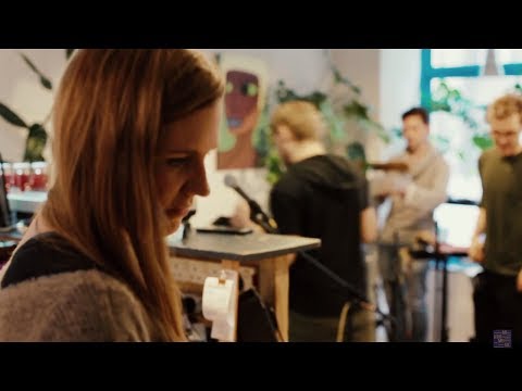 MIKROMUSIC Tak mi się nie chce (Mikromusic z Dolnej Półki - Official Acoustic Live Video)