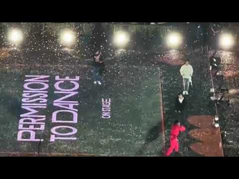 Cute Tae playing with ARMY before leaving