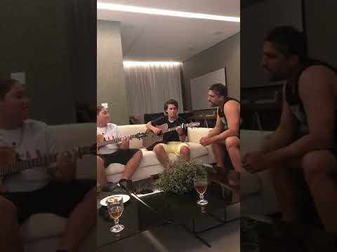 leo chaves cantando com o filho