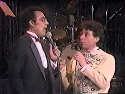 CÉSAR COSTA Y MANOLO MUÑOZ CANTAN UN "POPURRI DE ÉXITOS"