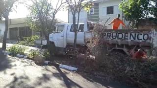 Prudenco faz limpeza das rua e avenidas do bairro Ana Jacinta