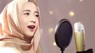 Download lagu Gadis Malaysia cantik, hati tersentuh saat menyanyikan naat. mp3