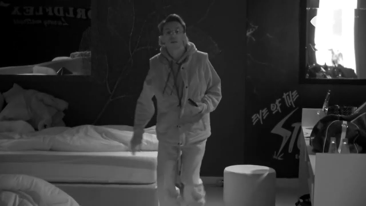 Vserlo shkon të shtrihet në krevat, bie 'pre' e rrengut të Gjestit dhe Kelly-t