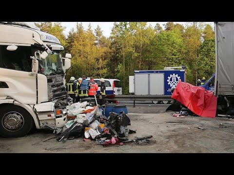 Unfall auf der A6: Lkw fährt in Stauende - Mindestens vier Tote
