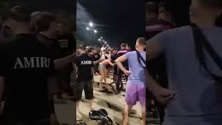 sedie-che-volano-schiaffi-e-capelli-tirati-rissa-sulla-spiaggia-a-ferragosto
