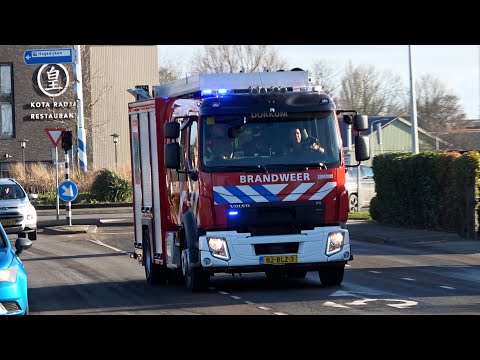 P 1, Brandweer Dokkum [TS 02-4232] komt aan bij autobrand Betterwird Dokkum