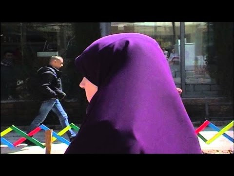 A1 Report - Ja si e përjeton kthimin në shkollë 16-vjeçarja me mbulesë islame
