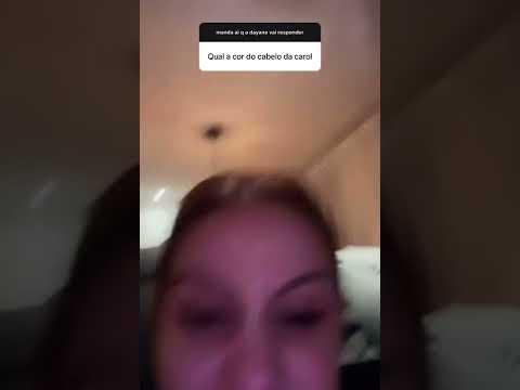 Day Limns e Carol Biazin respondendo perguntas de fãs.