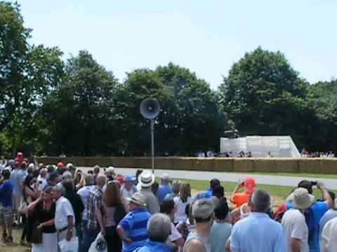 Redbull RB1 F1 car drive by Goodwood!!! Great noise!!!