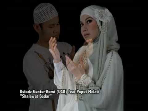Ustadz Guntur Bumi ( UGB ) feat Puput Melati - Shalawat Badar.mp4