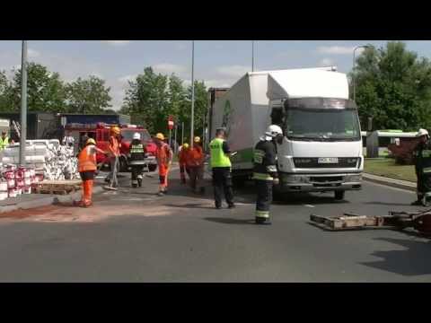 OLSZTYN24: Podnoszenie wywróconej ciężarówki DAF