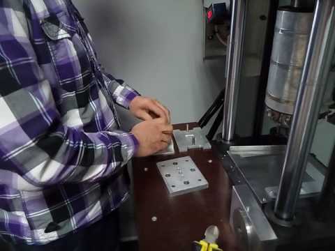 литье полиацеталя на вертикальной литьевой машине