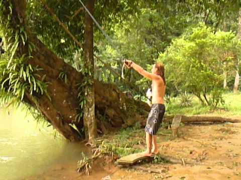 Jon Rose se divertindo na Lagoa Azul - Tham Poukham, 7 km a oeste de Vang Vieng, outubro de 2009