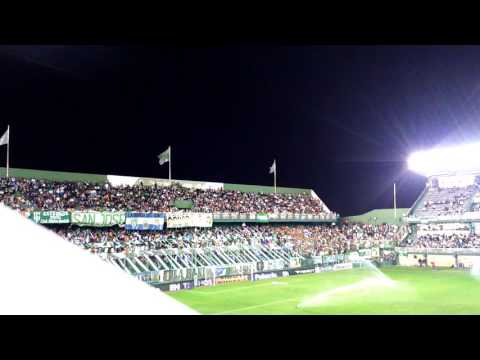 "Banfield - Racing, esperando la salida de los equipos" Barra: La Banda del Sur • Club: Banfield