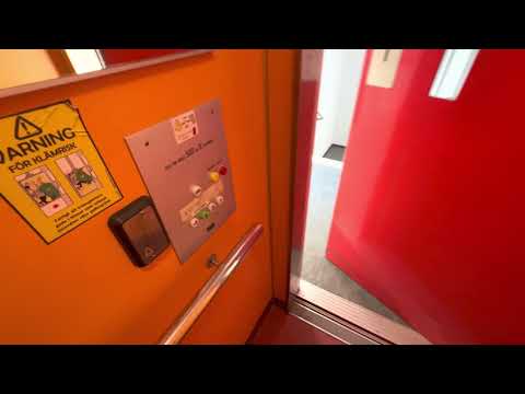 1976 KONE Roped Hydraulic Elevator @ Humlegårdsgatan 5, Söderhamn, Sweden.