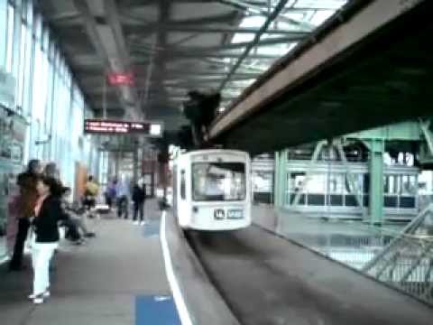 Wuppertaler Schwebebahn.MP4