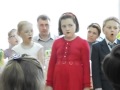 ОЧень странная девочка поет песню на утринике!)) 