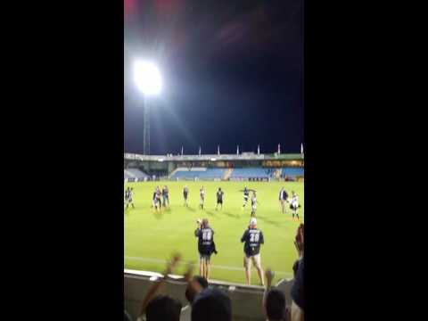 les joueurs et le supporter fete ensemble