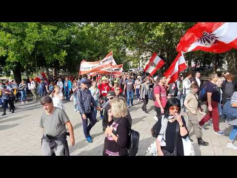 (186-T1) Fairdenken Demozug vom Westbahnhof, Ankunft am Karlsplatz. 2.10.2021, Wien.