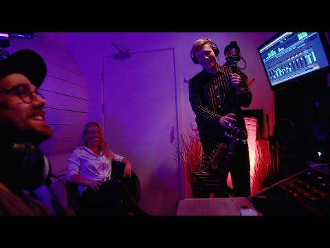 Greta Salóme, Bomarz, Sverrir Bergmann, DJ Muscleboy, Sigga Beinteins, KK, Birgir- Jól Eins Og Áður