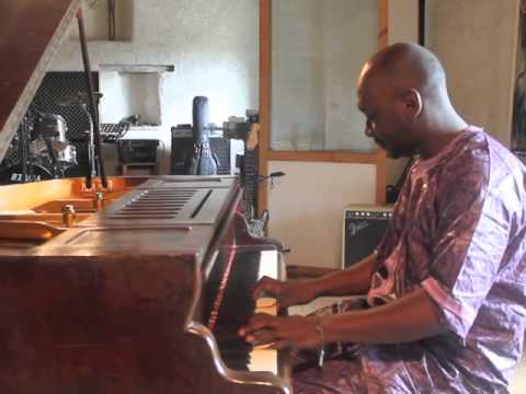 AHMED FOFANA .PIANO MANDINGUE  SOLO . KAIRA BA MINIYAMBA