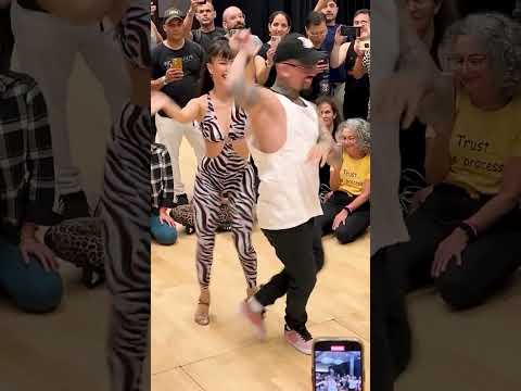 Adrián y Anita bailan Te Estoy Estudiando - Tommy Olivencia⁠