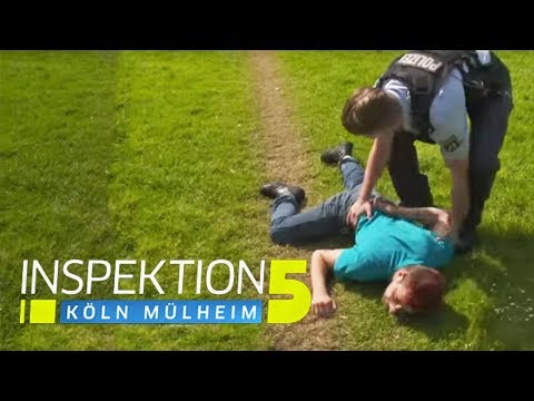 Akute Rückenschmerzen in der linken Seite Bandage für das Handgelenk mit einem gebrochenen Arm